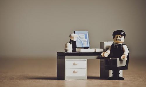 Почему нельзя спать ногами к двери. Почему нельзя спать головой к окну