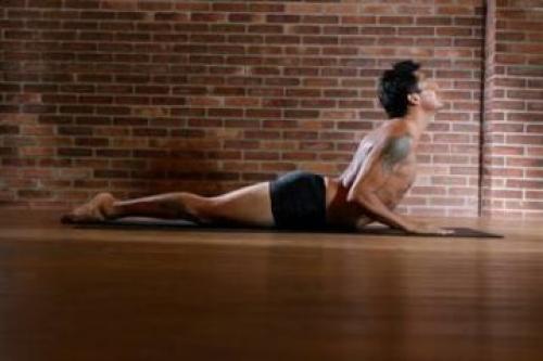 Поза кобры в йоге. Секреты Бхуджангасаны и более 10 причин регулярно ее выполнять