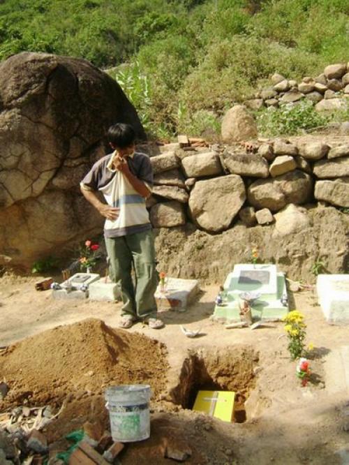 15 лет этот мужчина хоронил малышей из клиники абортов.