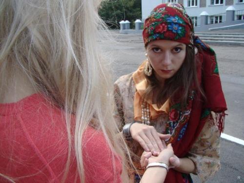 Как не поддаваться гипнозу цыганок. Какие знаки зодиака не поддаются гипнозу цыган: в чем их сила