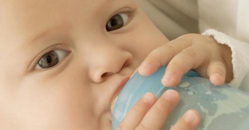 Ребенок перестал брать грудь психует и плачет. Причины отказа от материнского молока