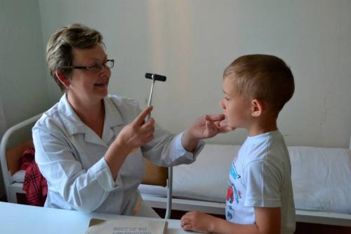 Почему ребенок во сне скрипит зубами и что с этим делать. Что делать, если ребенок скрипит во сне зубами?