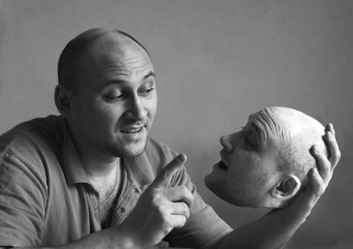 Как называется болезнь когда человек разговаривает сам с собой. Причины монологов вслух