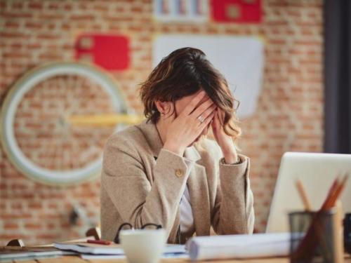 Как называется болезнь когда человек разговаривает сам с собой. Причины монологов вслух