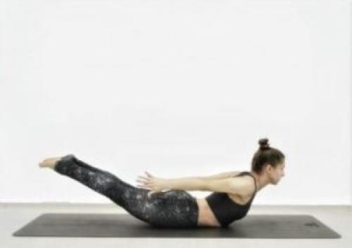 Шалабхасана техника выполнения. Поза саранчи в йоге для проработки глубоких мышц спины. Пошаговое выполнение Шалабхасаны и ее вариаций