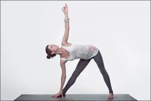 Уттхита Триконасана треугольник. Асана Уттхита Триконасана – эффективная поза для вытяжения и укрепления всего тела