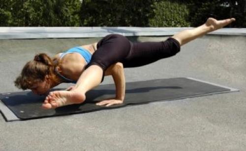 Эка Пада Данда Каундиниасана. Баланс на руках для опытных практиков: поза Эка Пада Каундиниасана