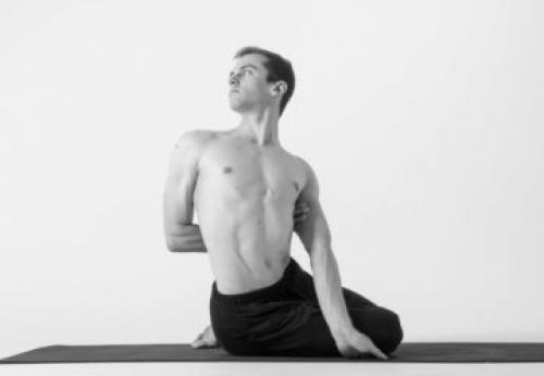 Бхарадваджасана на стуле. Мягкая скрутка для практики – Бхарадваджасана