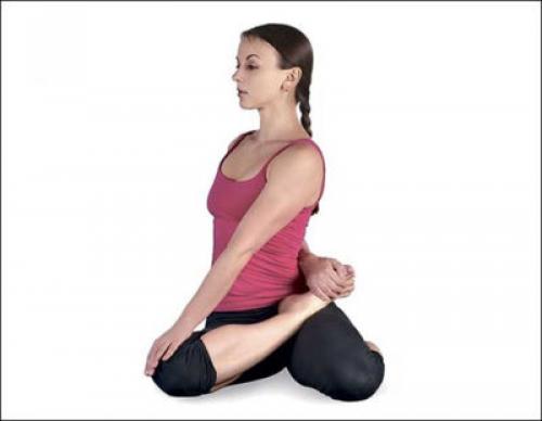 Бхарадваджасана на стуле. Мягкая скрутка для практики – Бхарадваджасана