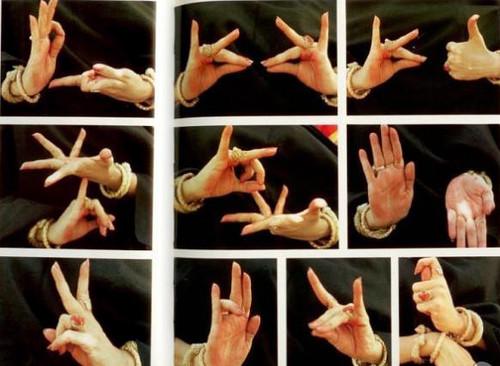 Играла скрипка для глухих играла. 