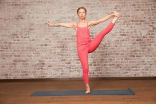 Уттхита Хаста Падангуштхасана Равновесие и стабильность – поза Уттхита Хаста Падангуштхасана с техникой выполнения и отстройкой