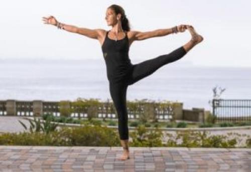 Уттхита Хаста Падангуштхасана Равновесие и стабильность – поза Уттхита Хаста Падангуштхасана с техникой выполнения и отстройкой