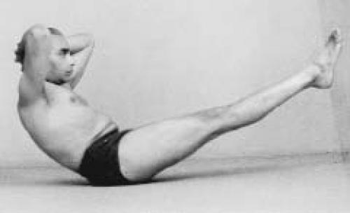 Ардха Навасана. 