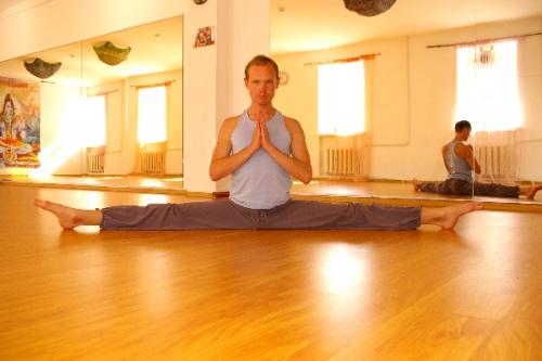 Поперечный шпагат самаконасана. Поперечный шпагат, широкий угол, самаконасана