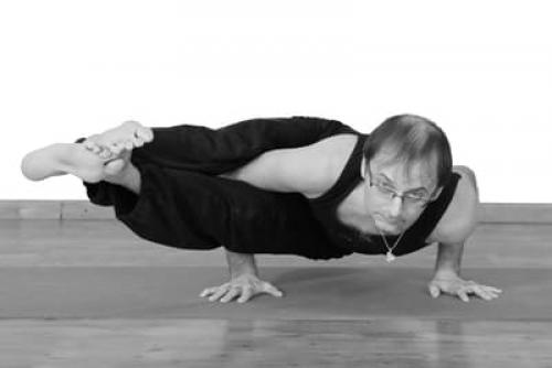 Поза восьми углов аштавакрасана. У вас будет мощный пресс благодаря выполнению Аштавакрасаны