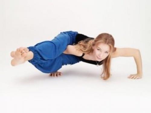 Поза восьми углов аштавакрасана. У вас будет мощный пресс благодаря выполнению Аштавакрасаны