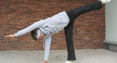 Ардха Чандрасана (поза полумесяца)