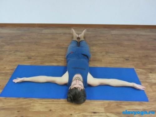 Джатхара паривартанасана
