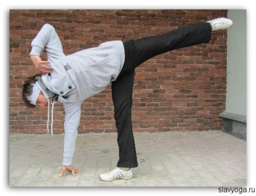 Ардха Чандрасана (поза полумесяца)