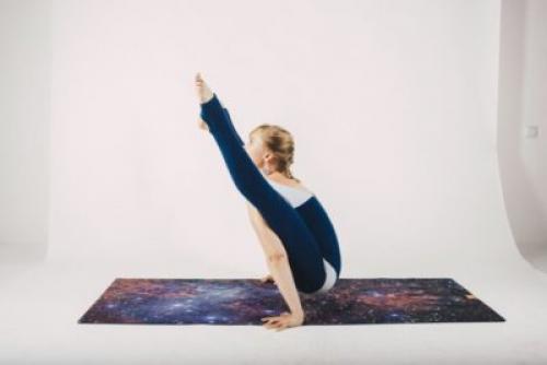 Поза светлячка в йоге или Титтибхасана: упражнение на баланс и силу для продвинутых