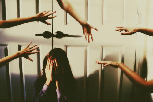 Страх одной дома быть. Боюсь оставаться одна дома ночью. 02