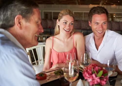 Как узнать любит ли тебя парень на расстоянии. Как узнать, ухаживает ли мужчина за вами по-настоящему?