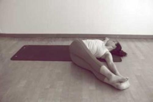 Джатхара Паривартанасана – поза поворота живота