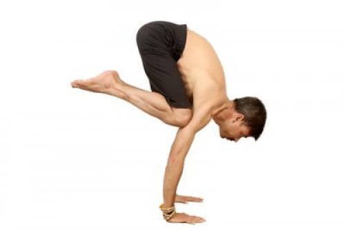 Делайте Бакасану, чтобы улучшить гибкость позвоночника и повысить концентрацию