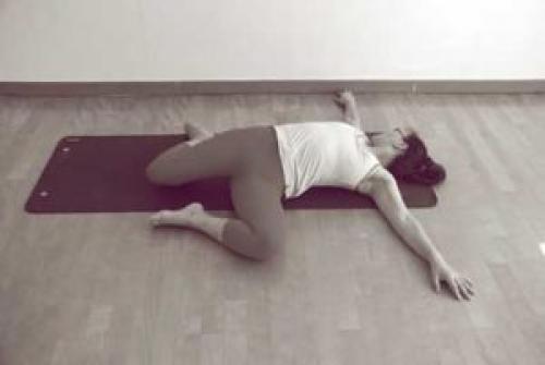 Джатхара Паривартанасана – поза поворота живота