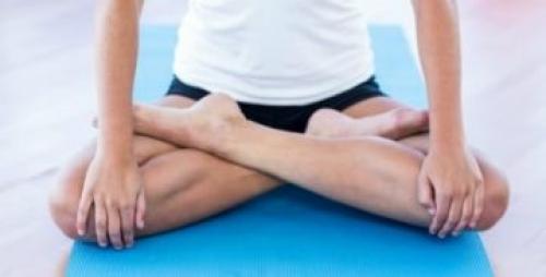 Поза лотос и полулотоса. Универсальная поза Лотоса в йоге: в чем польза этой асаны и для кого она подходит?