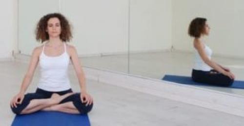 Поза полулотоса для женщин. Секреты позы полулотоса и советы. Ардха Падмасана идеальна для начинающих медитацию