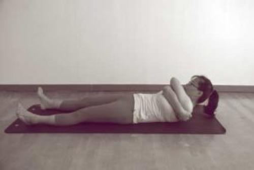 Джатхара Паривартанасана – поза поворота живота