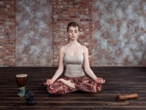 Поза лотос и полулотоса. Универсальная поза Лотоса в йоге: в чем польза этой асаны и для кого она подходит?