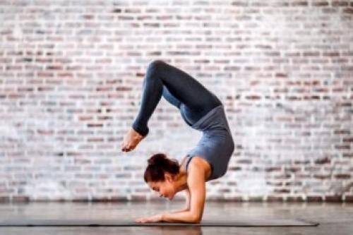 Йоги практикуют годами, чтобы освоить эту асану: сложнейшая поза скорпиона или Вришчикасана