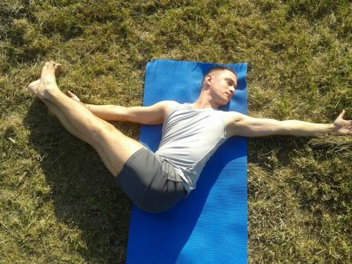 Джатхара Паривартанасана польза. 