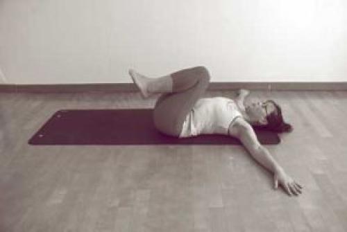 Джатхара Паривартанасана – поза поворота живота