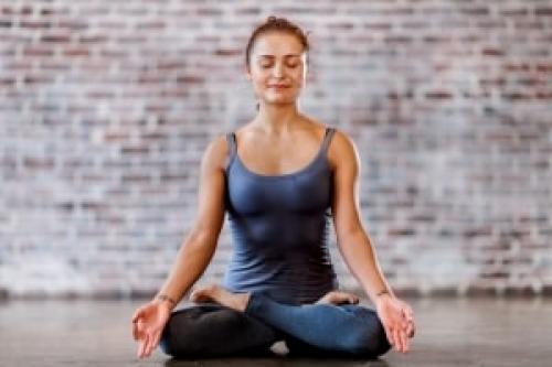 Поза лотос и полулотоса. Универсальная поза Лотоса в йоге: в чем польза этой асаны и для кого она подходит?