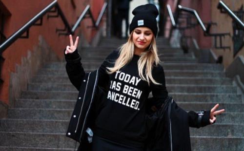 Что означает черный цвет. Любовь к чёрному в одежде: что это означает в психологии?