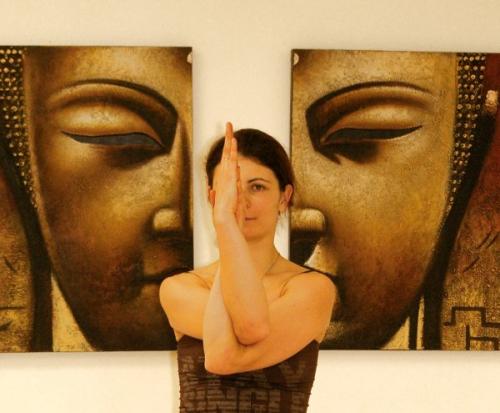 Шпагат орла поза. Сплетенье рук-сплетенье ног, Гарудасана, поза орла