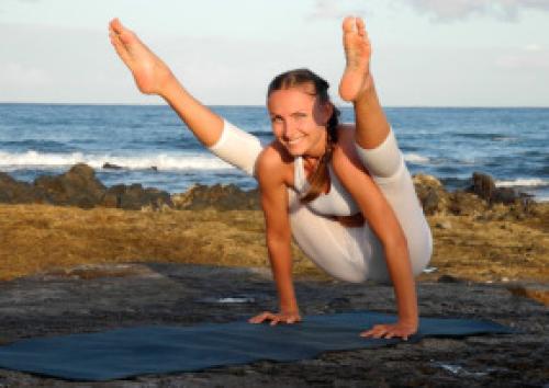 Титтибхасана (Поза Светлячка).