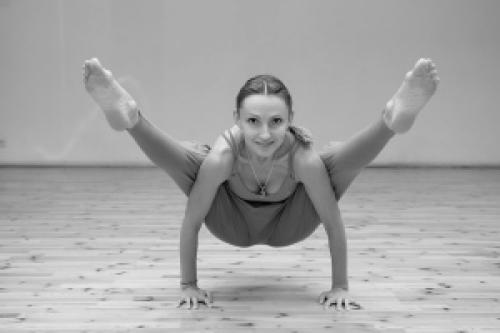 Титтибхасана (Поза Светлячка).