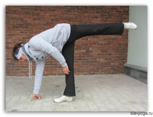 Ардха Чандрасана (поза полумесяца)