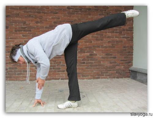 Ардха Чандрасана (поза полумесяца)