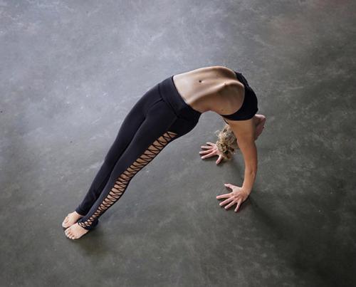 Поза посоха перевернутого. Перевернутый посох для раскрытия сердечного центра