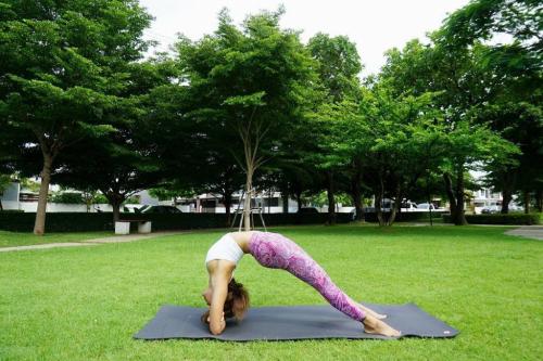 Поза посоха перевернутого. Перевернутый посох для раскрытия сердечного центра