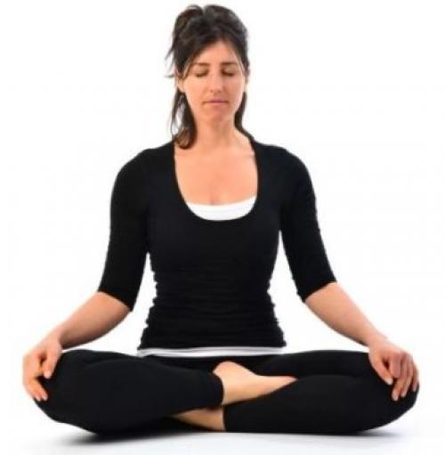 Медитативная поза “счастья” в йоге Свастикасана подходит для начинающих