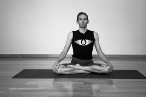 Медитативная поза “счастья” в йоге Свастикасана подходит для начинающих