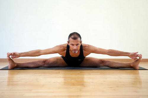 Упавиштха конасана. 