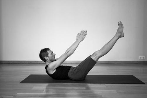 Ардха Навасана. 