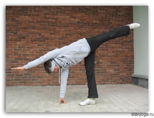 Ардха Чандрасана (поза полумесяца)